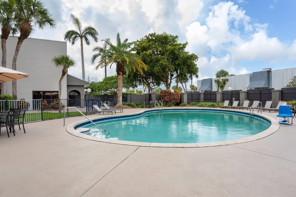 Hawthorn Extended Stay by Wyndham Ft Lauderdale Cypress Crk 43/46