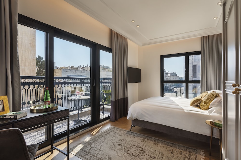CLASSIC, QUEEN BED, BALCONY