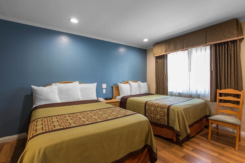 Rodeway Inn Escondido Downtown 18/34