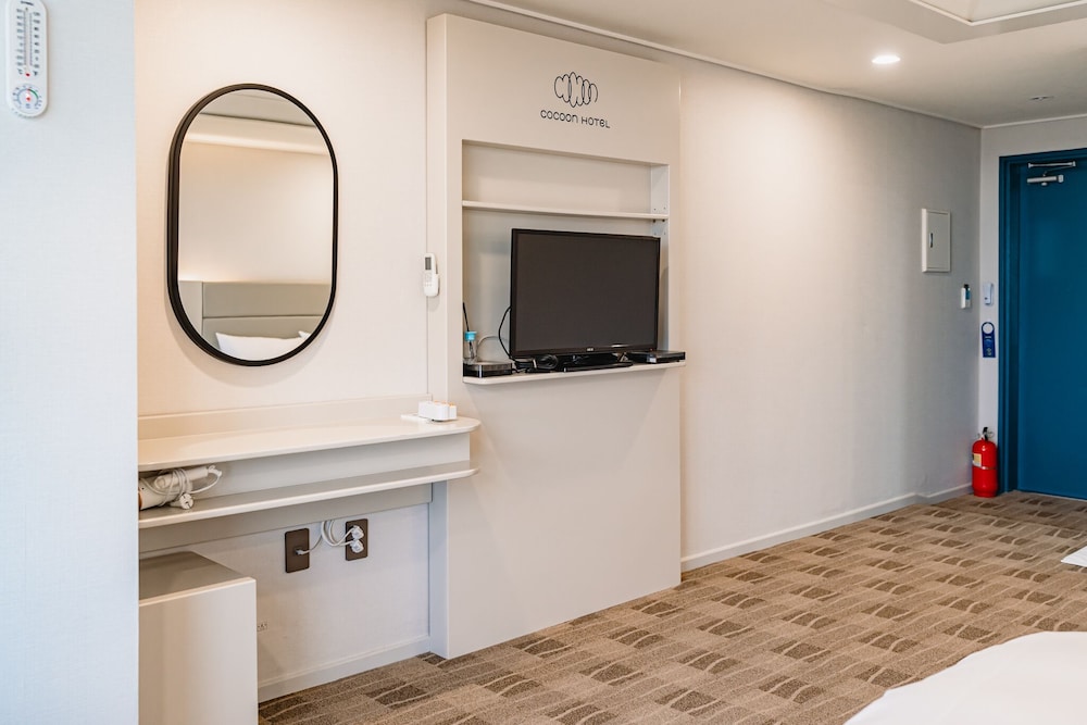 Cocoon Hotel 8/50