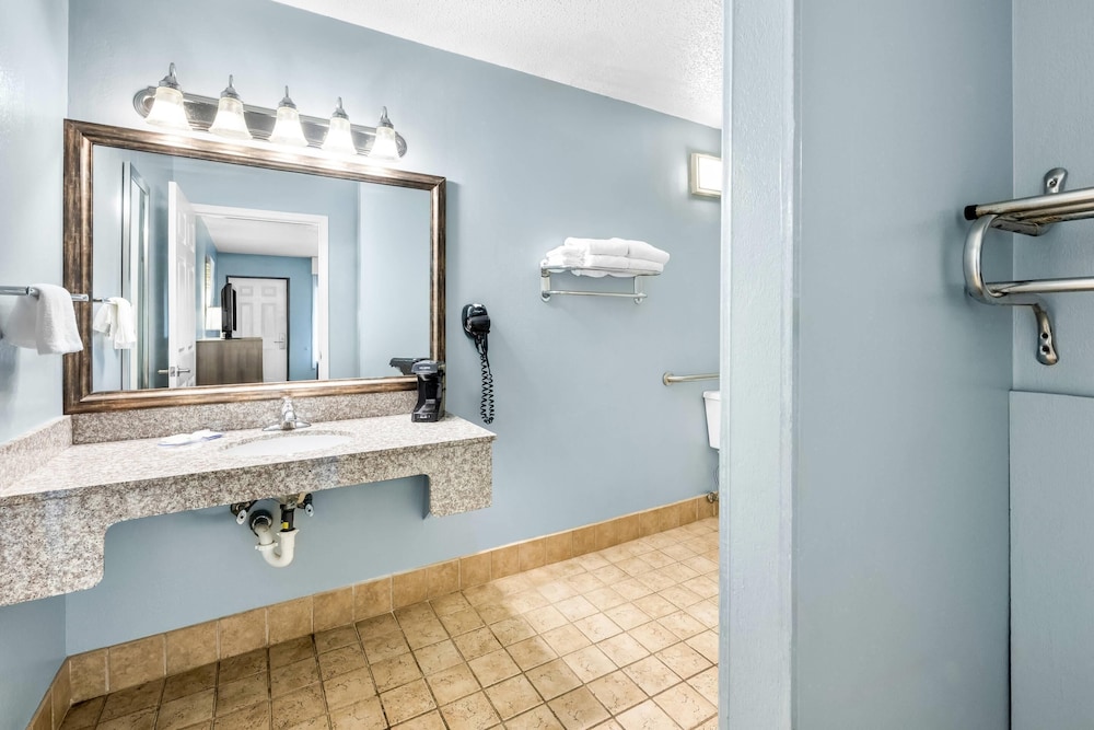 غرفة بسرير كينج لذوي الإعاقة، Quality Inn Barbourville, KY 5/6