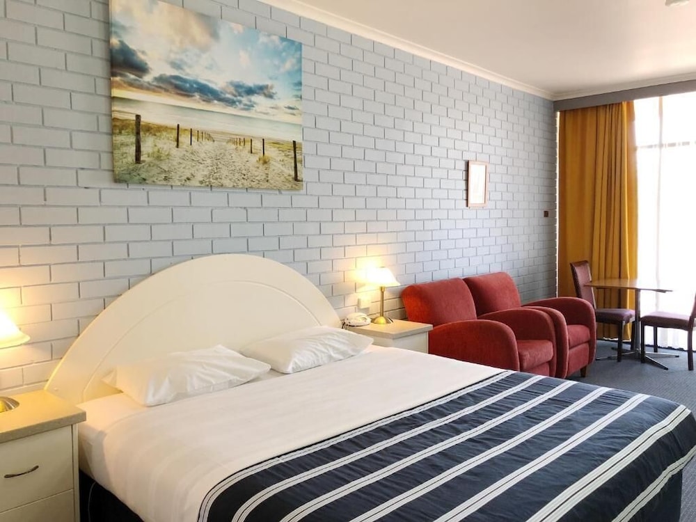 Statesman Motor Inn 9/47
