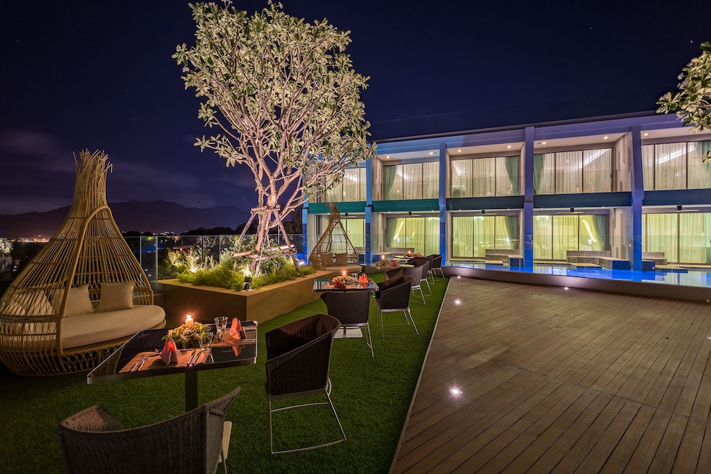 Crest Resort and Pool Villas 31/50