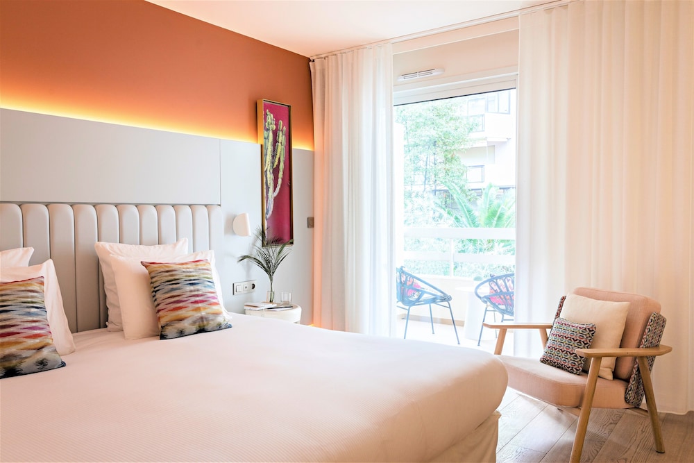 DELUXE, QUEEN BED, BALCONY