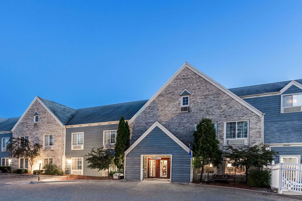 Baymont by Wyndham Mequon Milwaukee Area 1/33