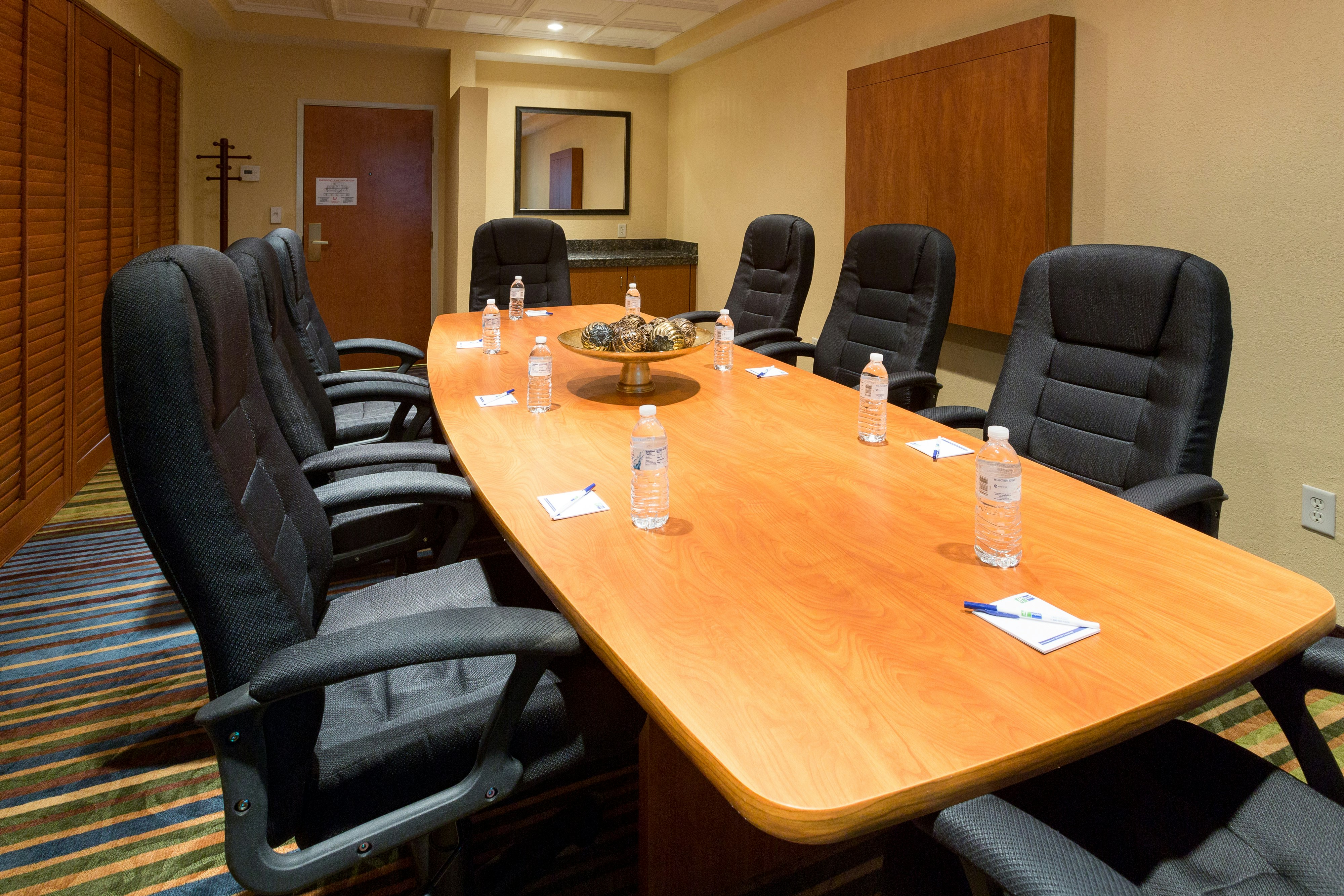 Holiday Inn Express Suites Jacksonville Airport 58/63