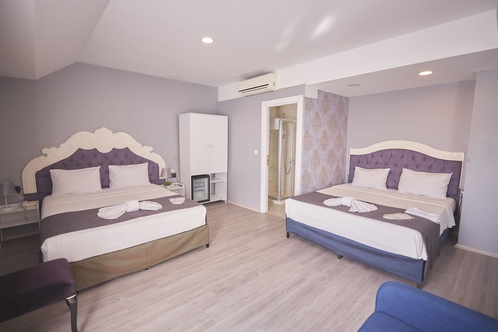 FAMILY, 2 QUEEN BEDS, PARTIAL SEA VIEW, BALCONY