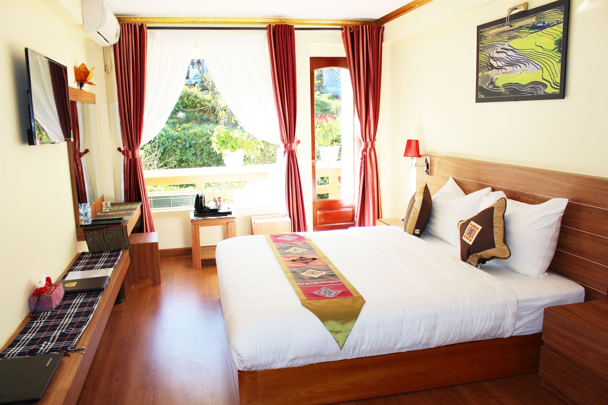 DELUXE, DOUBLE BED, CITY VIEW