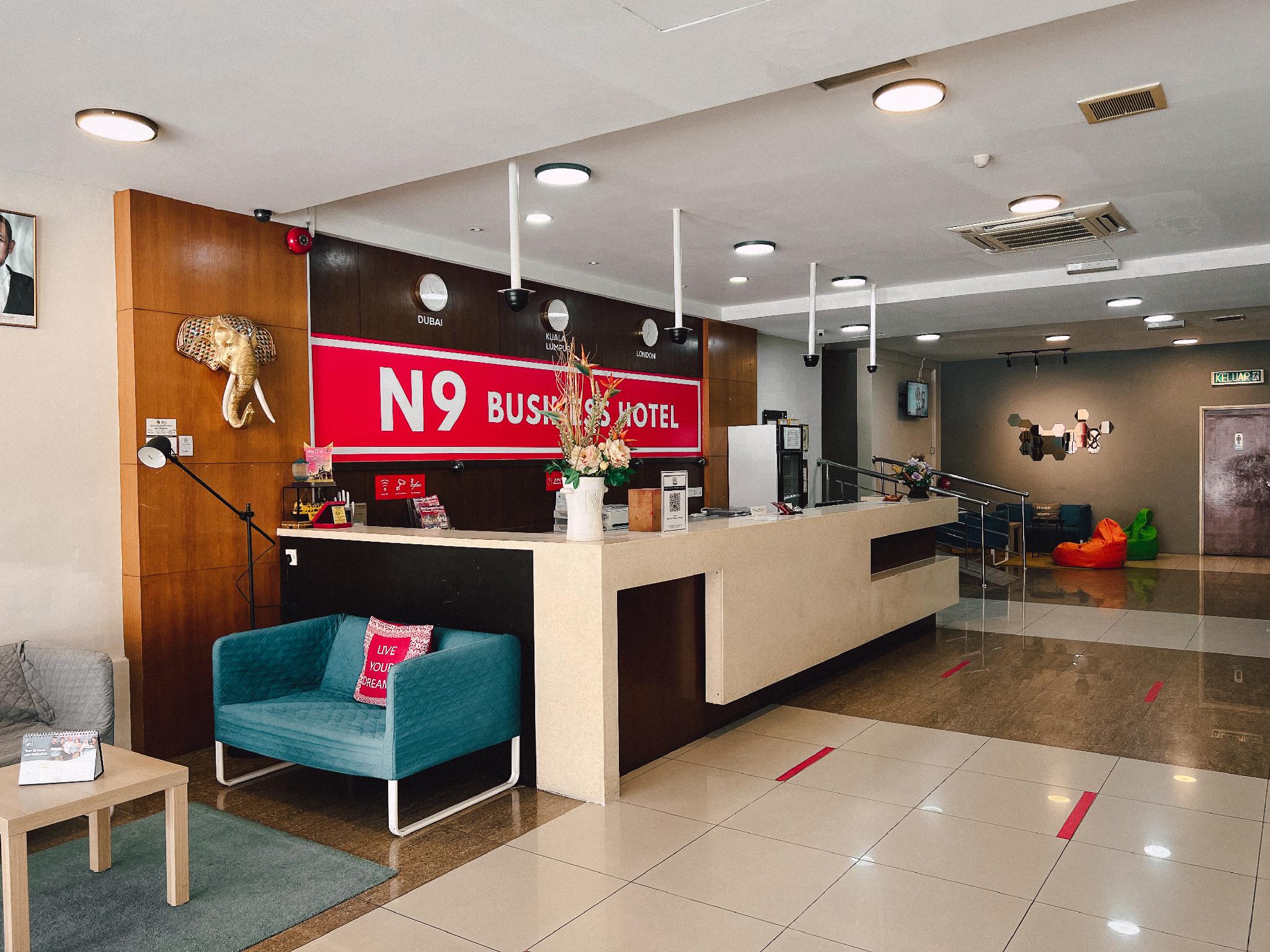 OYO 43955 N9 Business Hotel 7/27