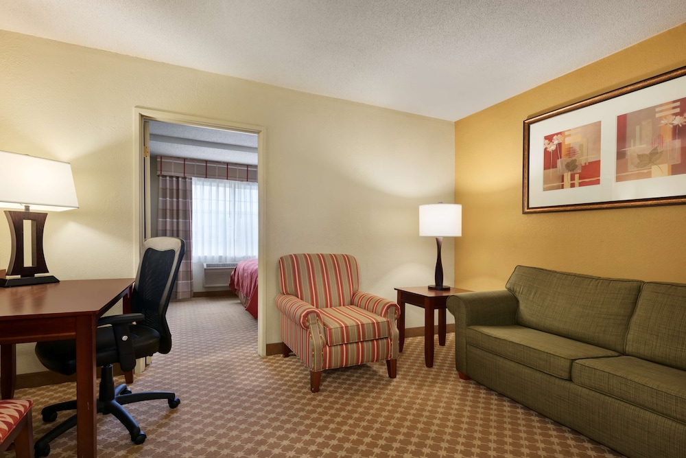 Portage Inn & Suites 13/26