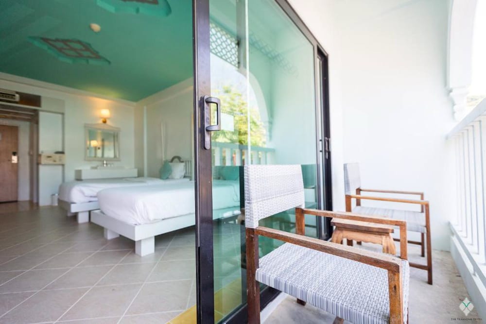 The Verandah Hotel 30/70