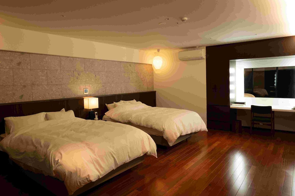 GRAND, SUITE, 2 DOUBLE BEDS, CITY VIEW