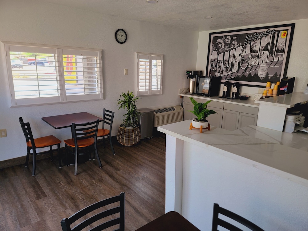Super 8 by Wyndham El Centro North 23/29