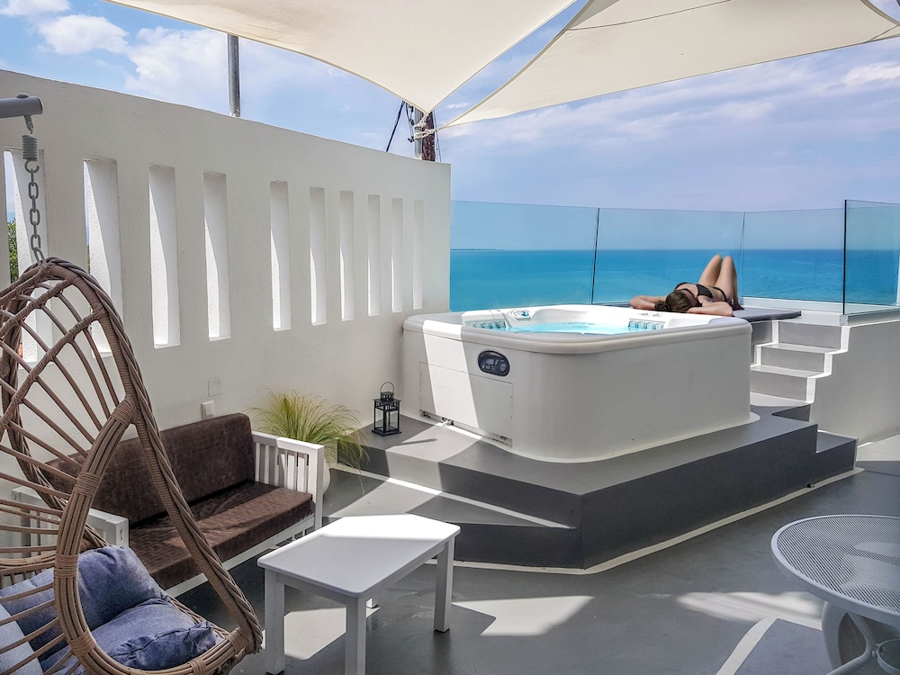 Panorama Suites And Spa 10/85