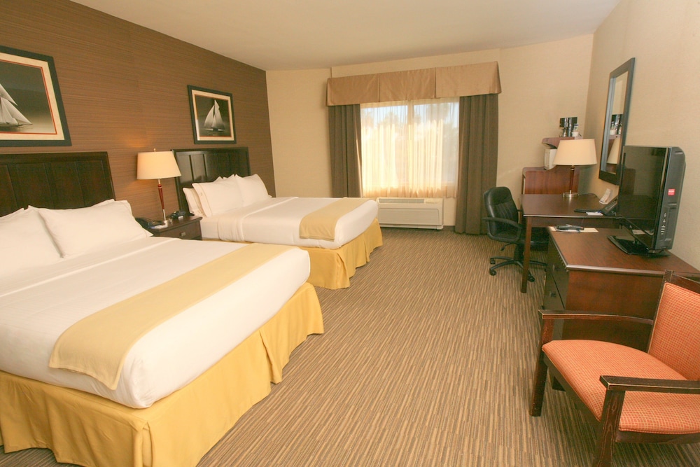 HOLIDAY INN EXPRESS SAN DIEGO SOUTH - CHULA VISTA 23/71