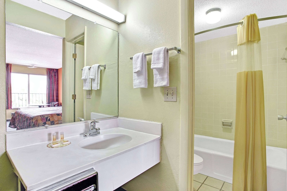 Days Inn By Wyndham Benson 33/33