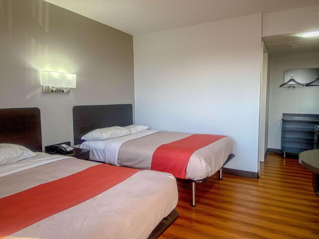2 Full Beds - Non-Smoking, Micfridge