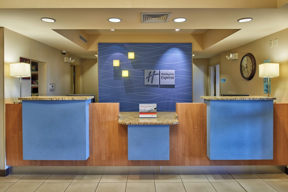 Holiday Inn Express Hotel and Suites El Paso Airport Area 10/64