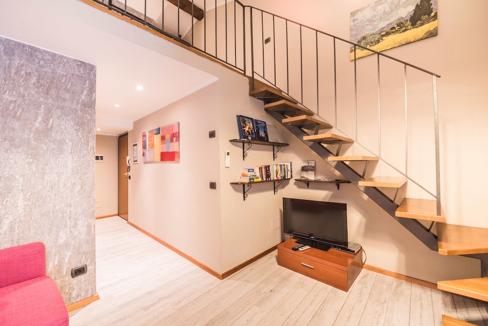 A Few Steps to The Duomo Elegant 2BD Apt 20/29