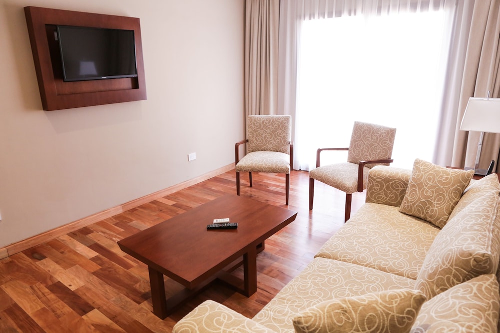 Howard Johnson by Wyndham Escobar Hotel 34/40