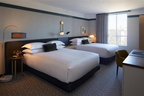 Room, Quadruple