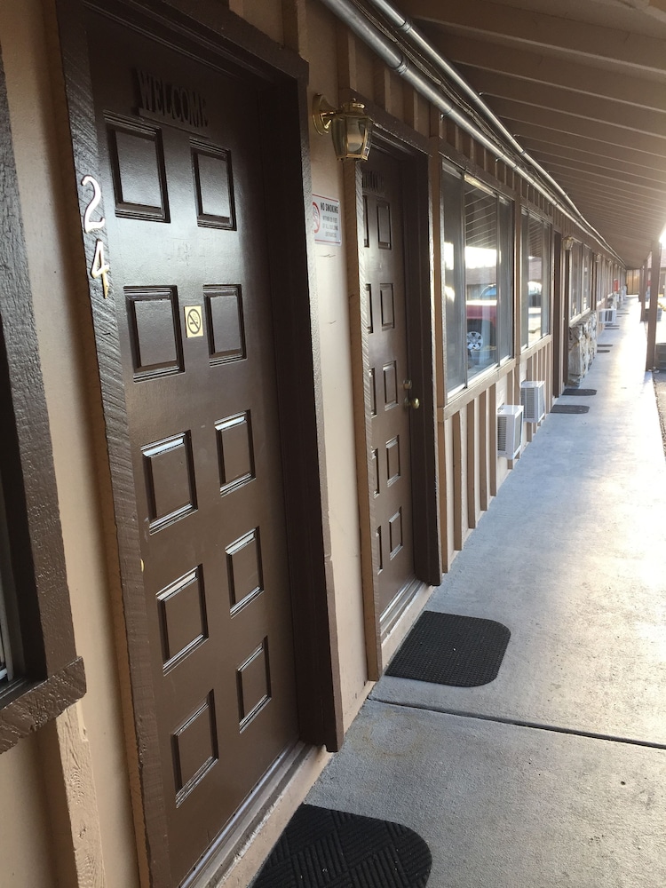 Holiday Lodge 4/66
