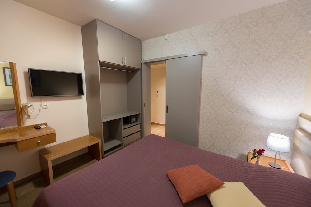 POSEIDON HOTEL 18/71