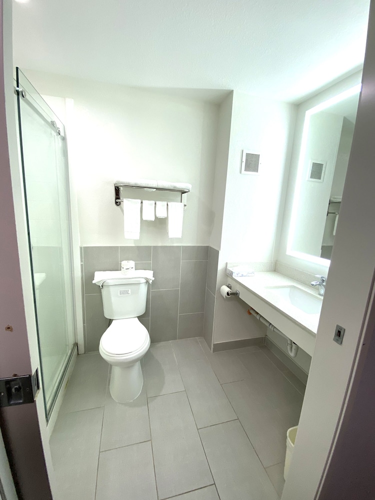 Coratel Inn & Suites Inver Grove Heights 32/32