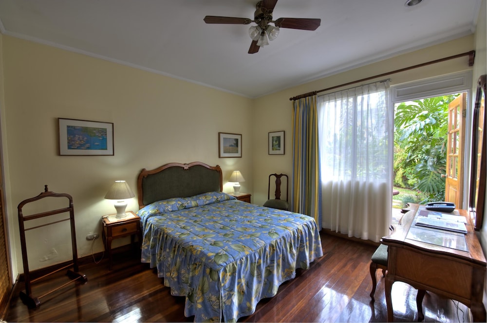 SUPERIOR, SINGLE, QUEEN BED, GARDEN VIEW, GARDEN AREA