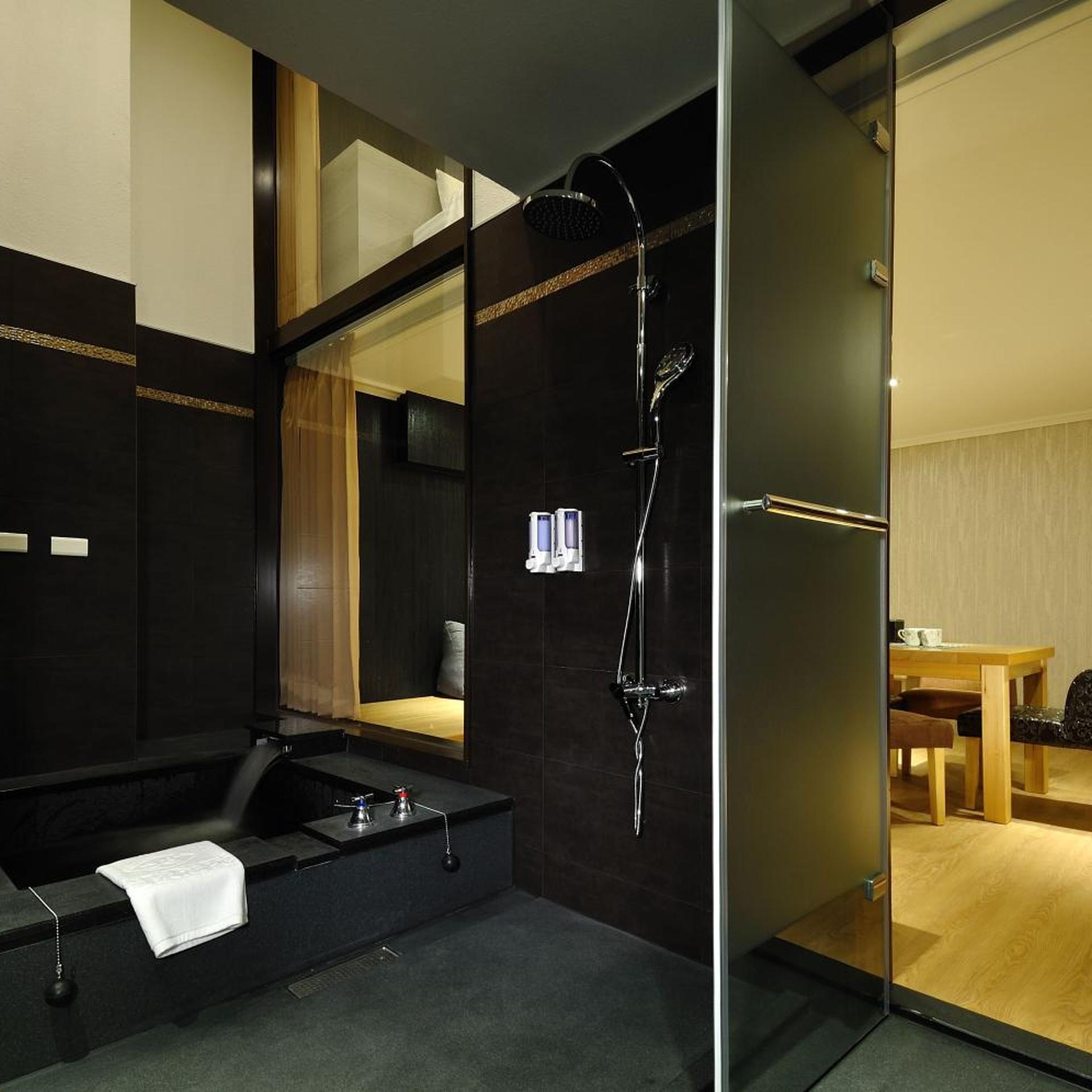 Superior, Quadruple, 58 Hotspring 9/10