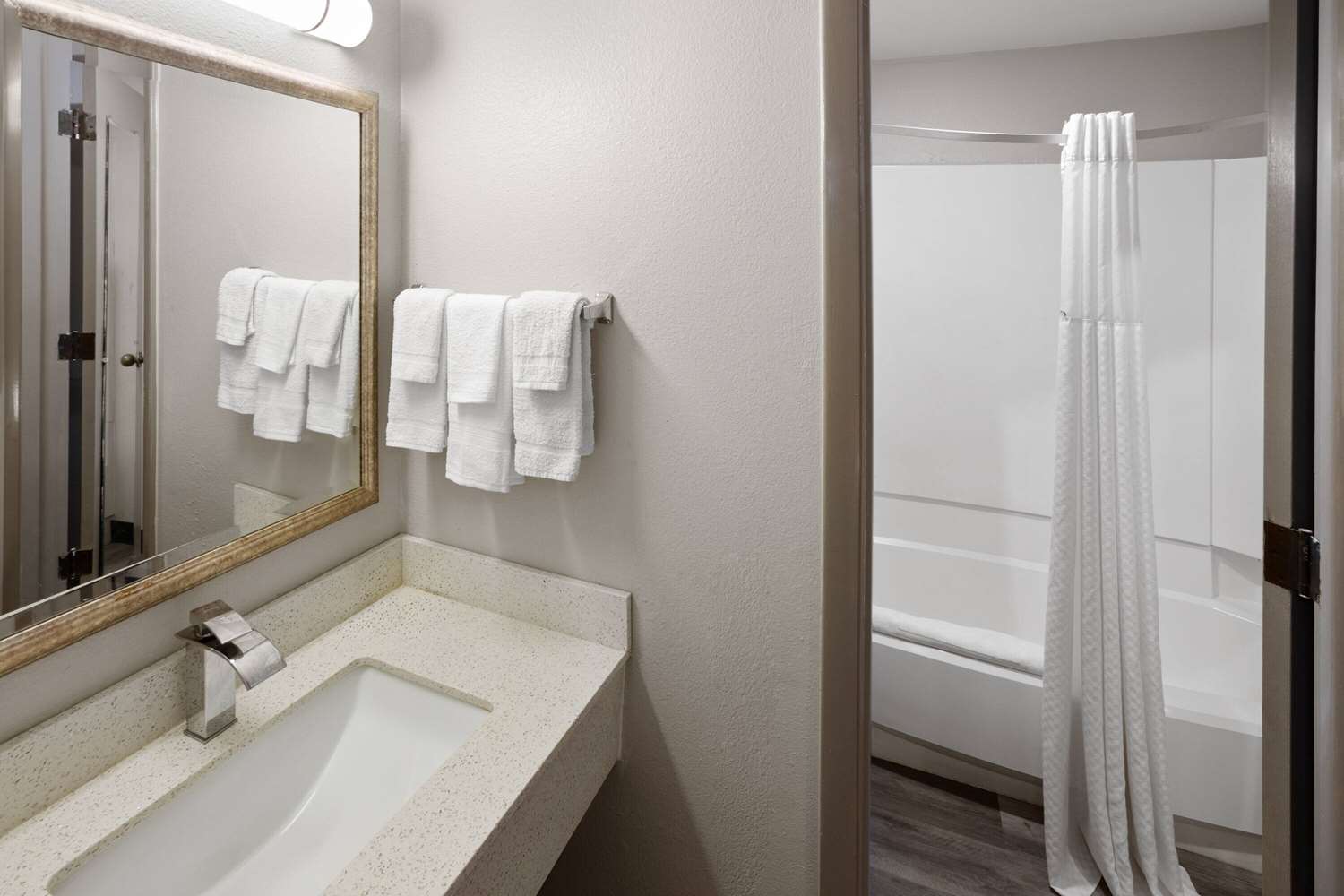 Days Inn & Suites By Wyndham Northwest Indianapolis 38/40