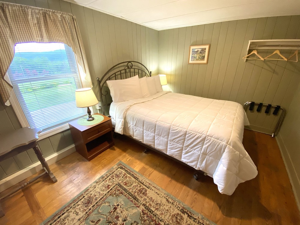 Mountain, Queen Bed
