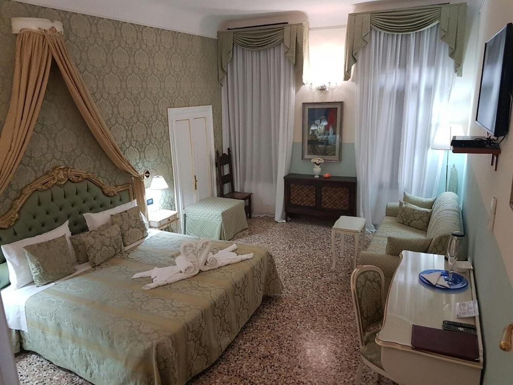 Friendly Venice Suites 5/48
