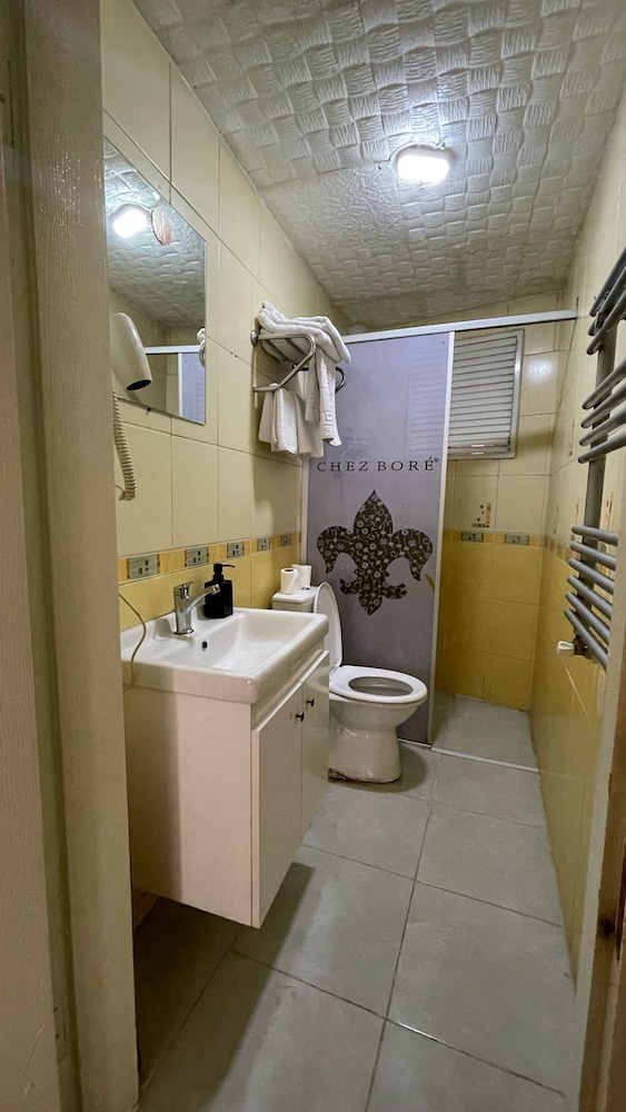 غرفة عائلية رباعية بسرير كوين وأسرّة بطابقين مع أريكة، Chez Bore Boutique Hotel 10/10