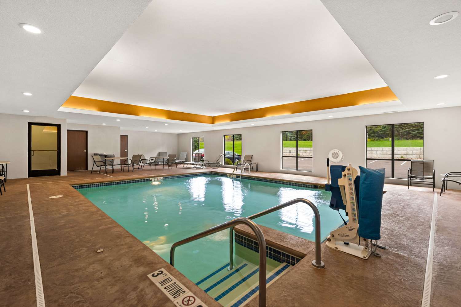 Comfort Suites Hudson I-94 Hudson WI 19/40