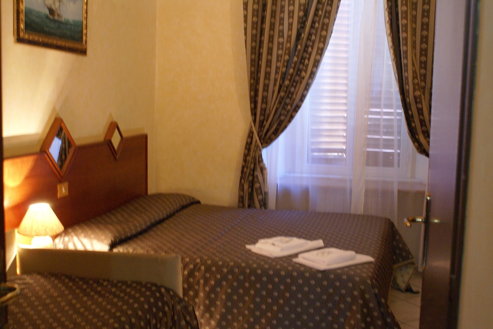 Hotel Farini 9/23