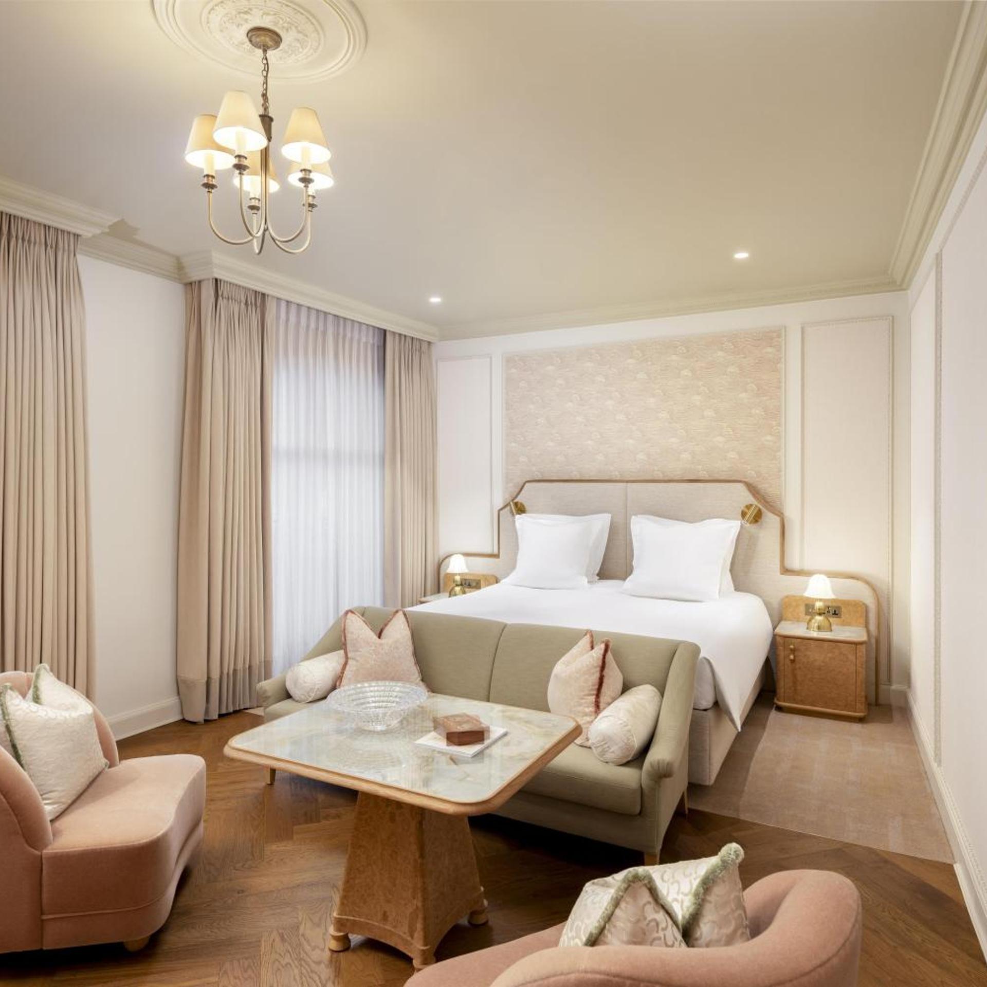 Waldorf, Junior Suite, King Bed