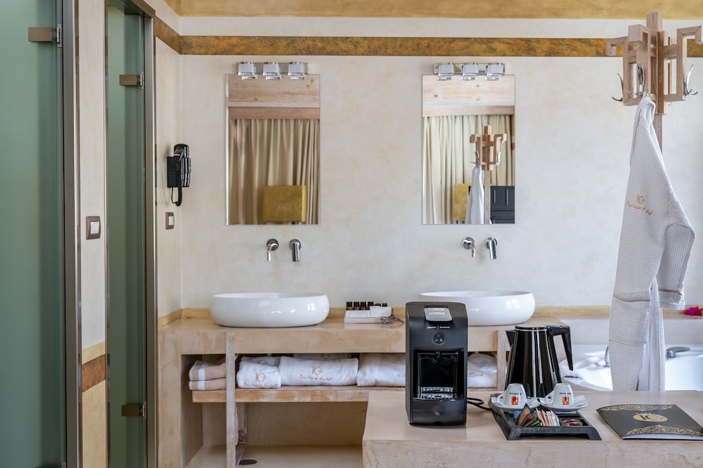 10GR Boutique Hotel & Wine Bar - Adults Only 64/64