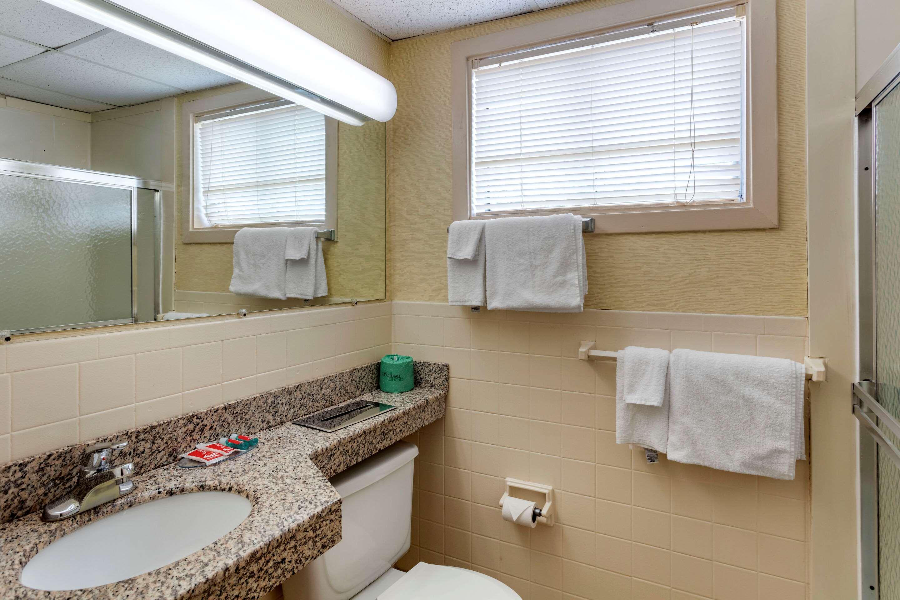 Economy Inn East Hartford CT 59/60