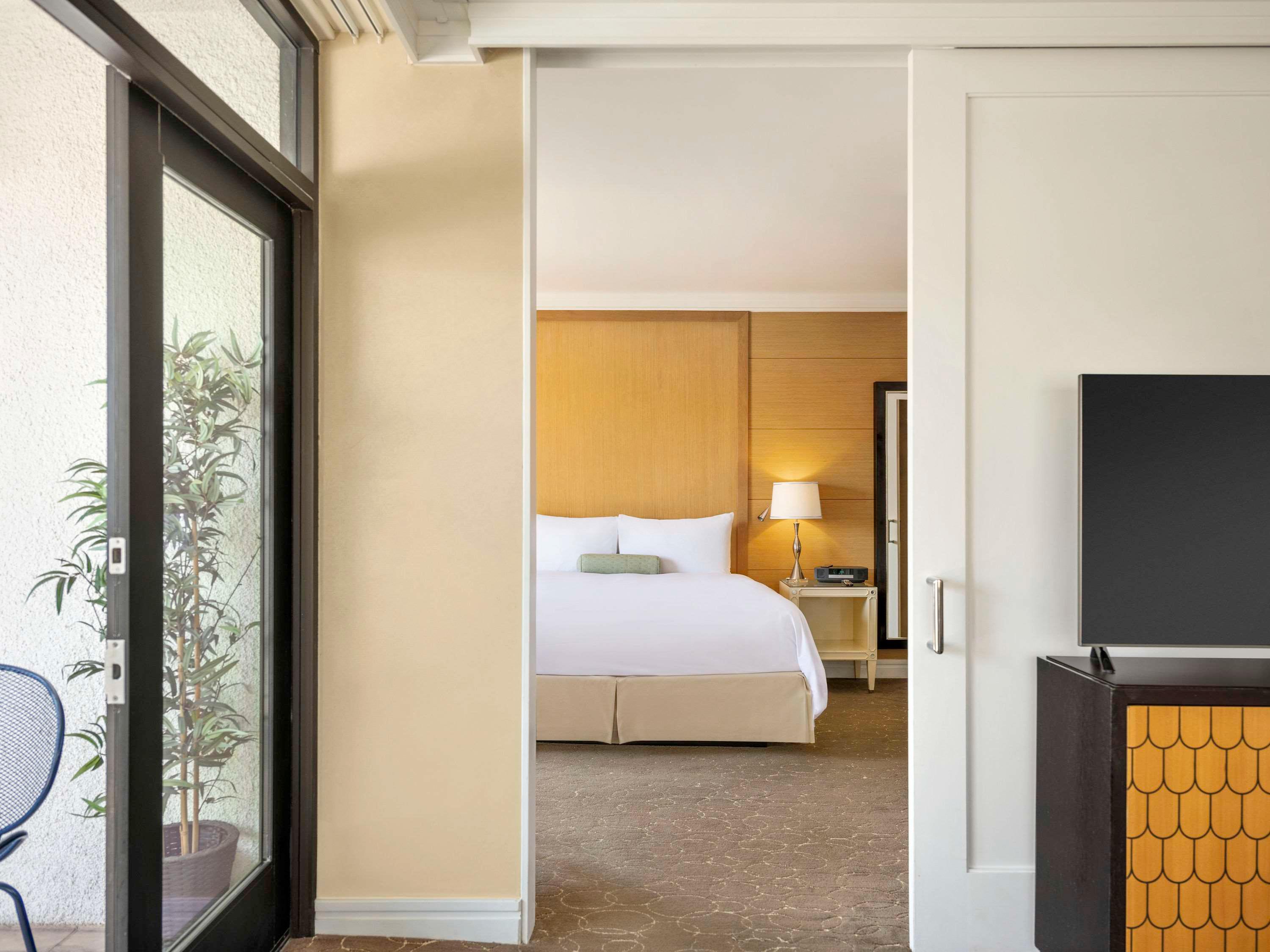 BEVERLY, SUITE, KING BED, BEVERLY BOULEVARD VIEW