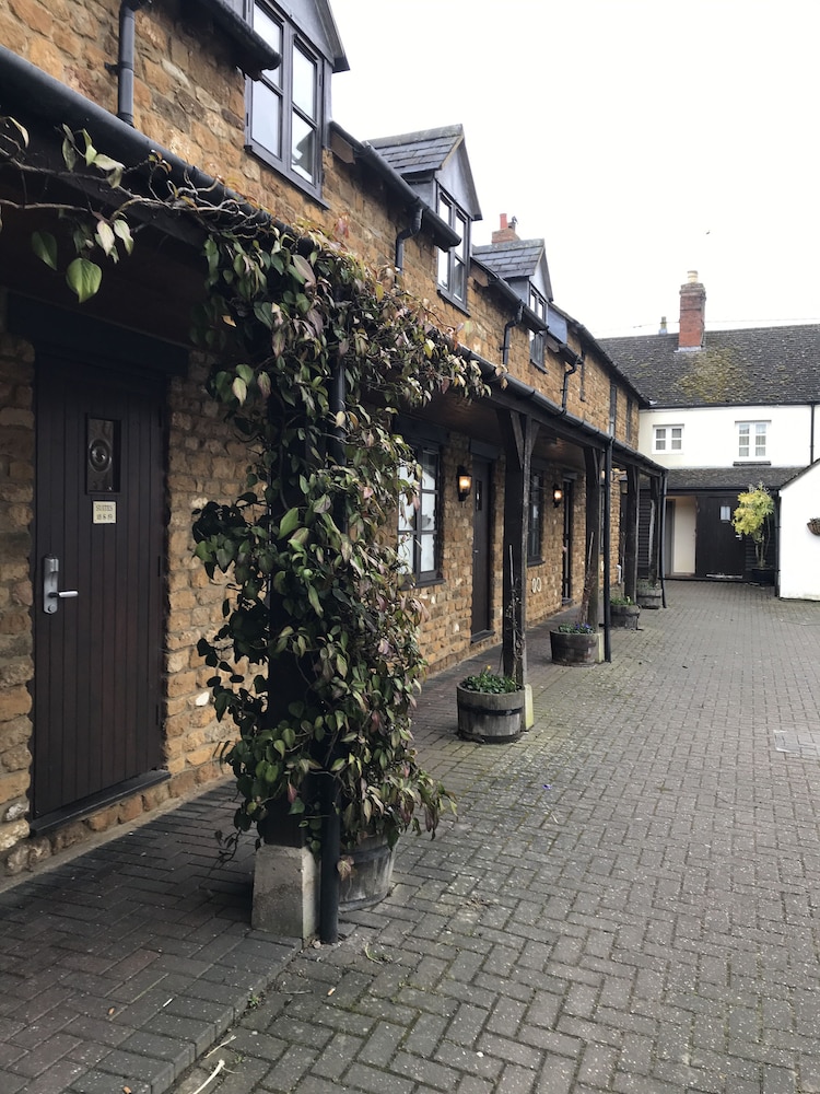 Deddington Arms 31/34