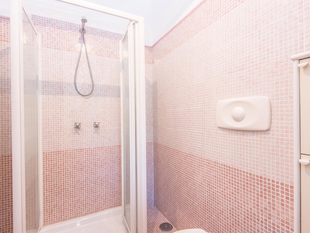 RSH Luxury Vatican Four Bedroom Apartment 34/36