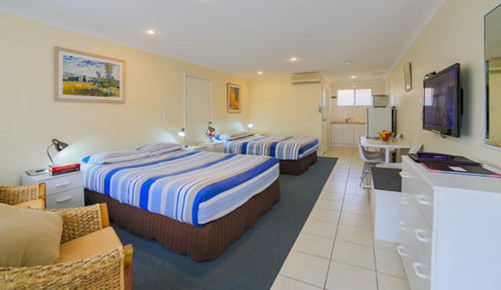 Emu Point Motel 23/70