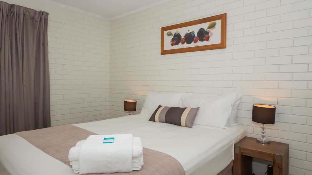 Trickett Gardens Holiday Inn 24/63