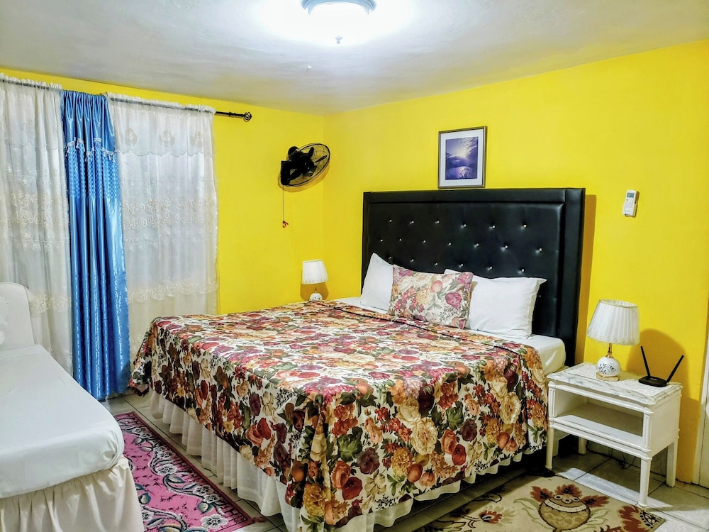 Standard, 1 King and 1 Single Beds, Pool Access