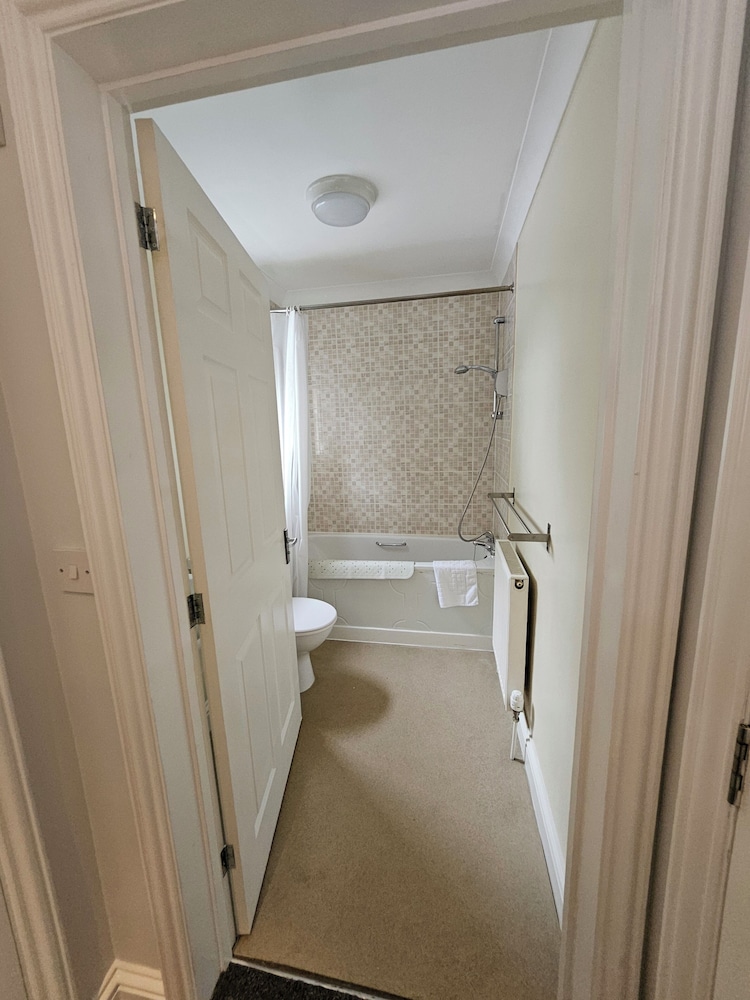 MARSH FARM HOTEL 49/50