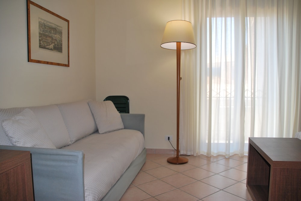 Domus Mariae Albergo 32/48