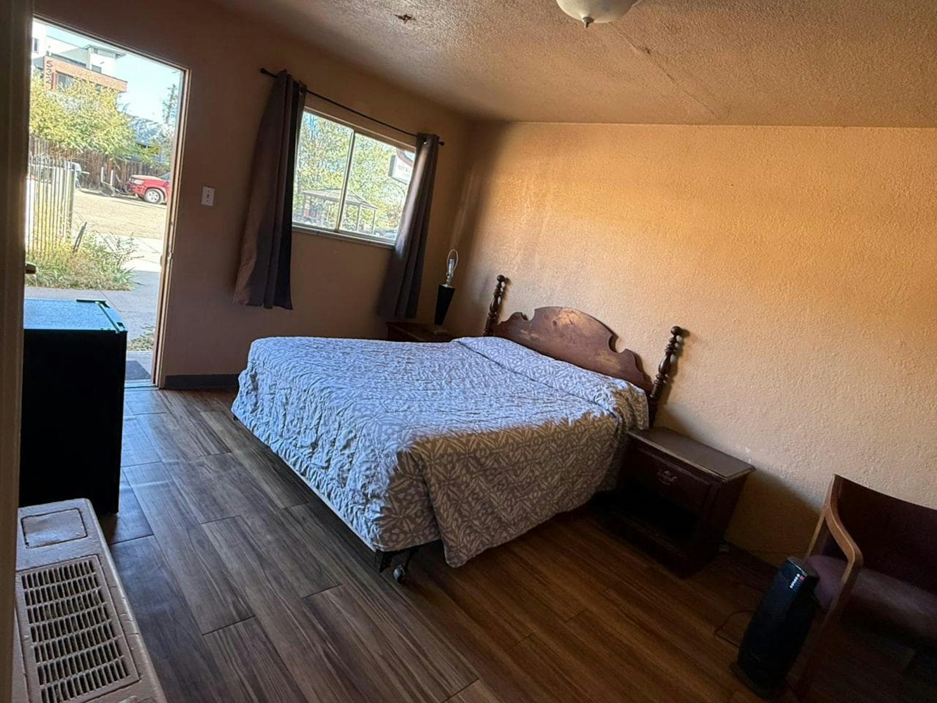 Queen Bed Suite with Kitchenette