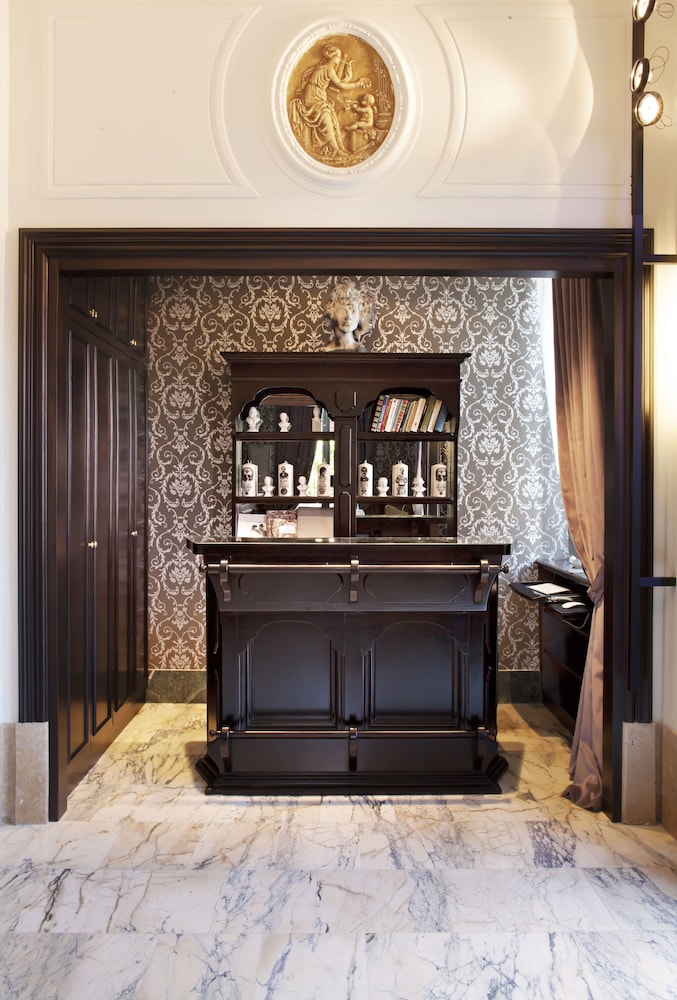 THE CORNER TOWNHOUSE 4/50