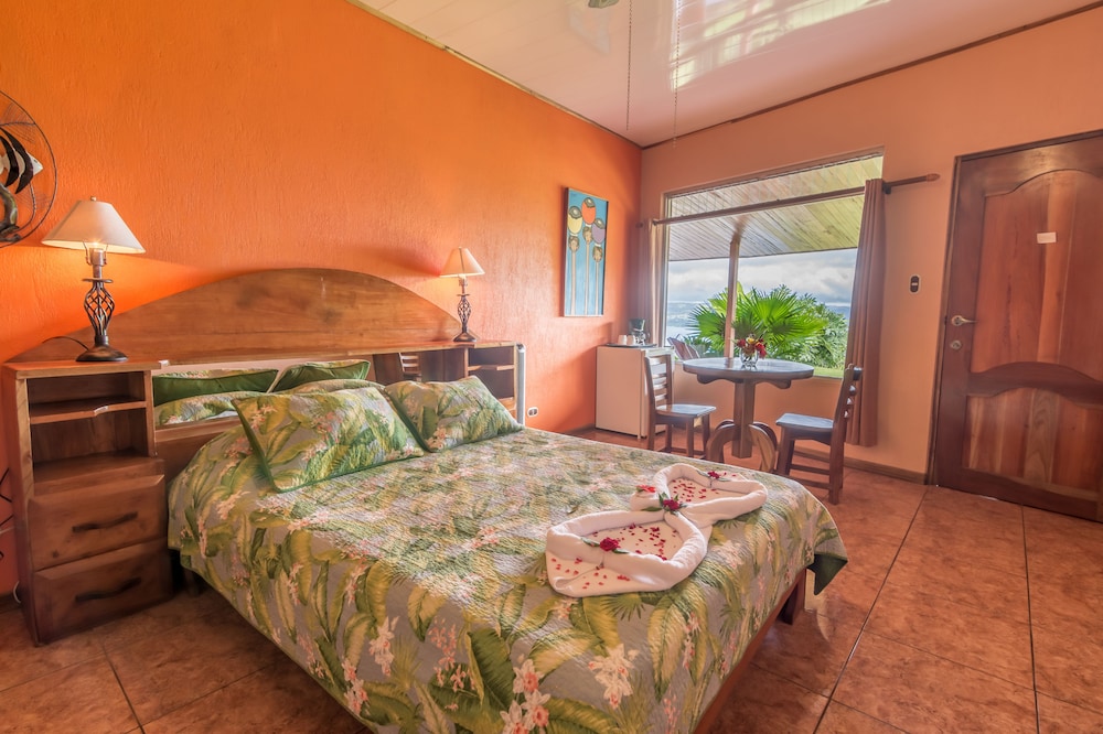 SUPERIOR, QUEEN BED, PRIVATE BATHROOM